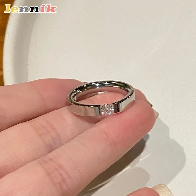 Anello in acciaio al titanio con zirconi a diamante singolo 18 carati Anello indice da donna resistente allo sbiadimento di fascia alta di lusso leggero progettato di nicchia