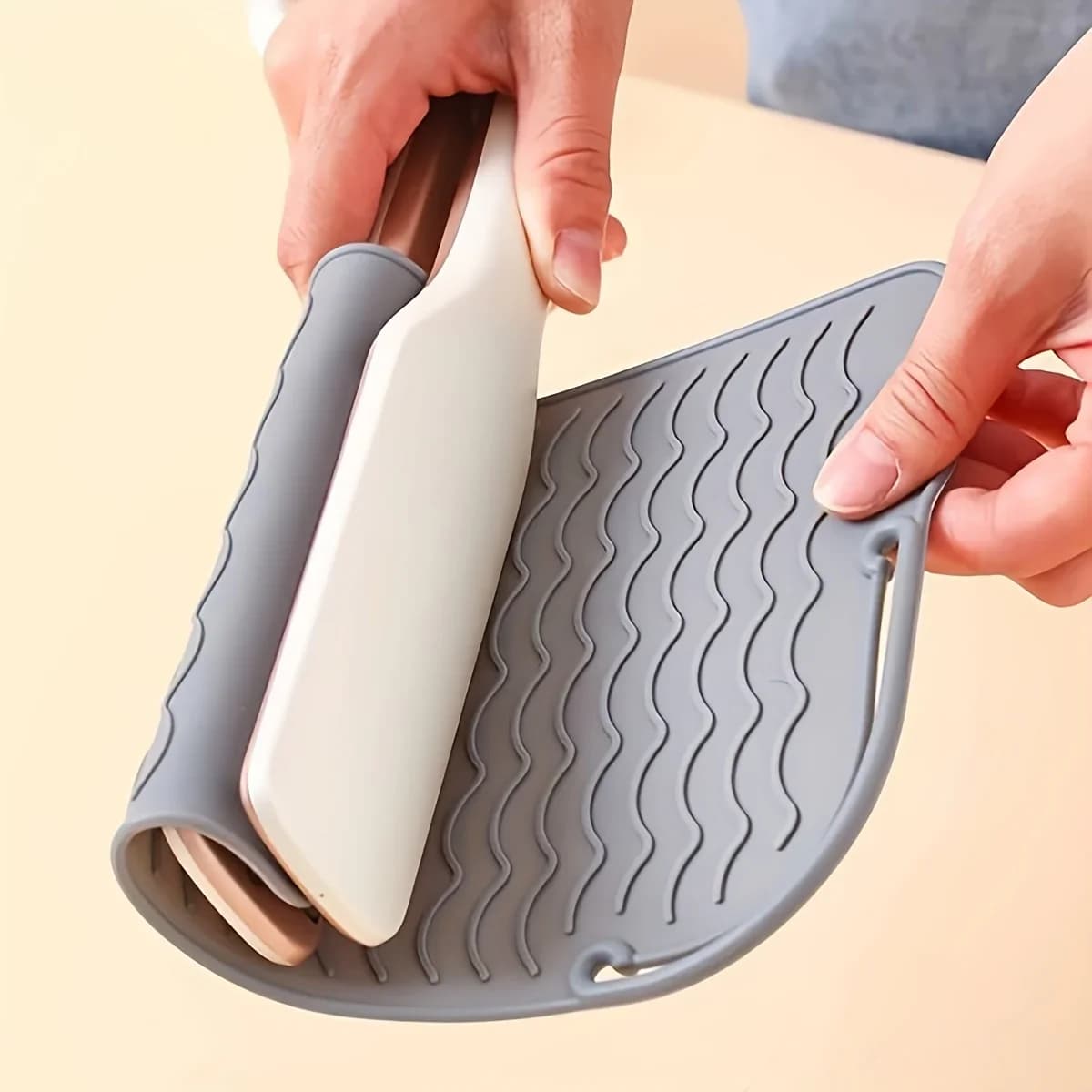 Heat-resistant silicone mat for hairstyle tools, curling pad and plates, portable thermal mat for styling