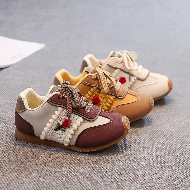 Scarpe sportive per bambini Dita dei piedi con cappuccio Fiori in tessuto dolce per ragazze Scarpe casual da principessa Fondo morbido 2025 Scarpe da corsa di nuova moda