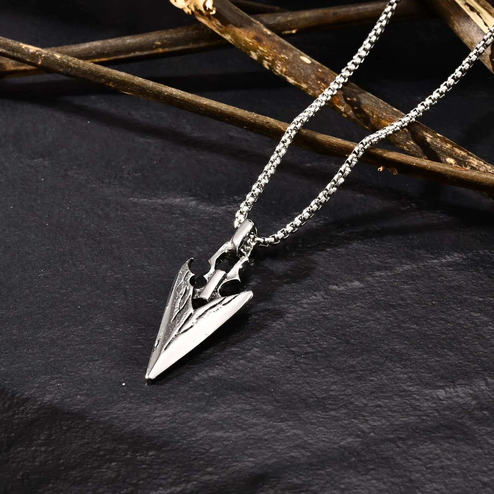 Collane con punta di freccia a punta di lancia per uomo, collare con pendente a freccia in acciaio inossidabile punk cool con gioielli regalo a catena