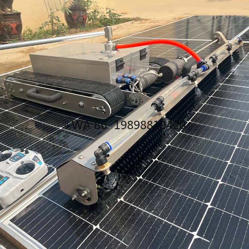 Macchina efficiente per la pulizia dei pannelli solari per la pulizia dei pannelli solari utilizzando l'energia solare