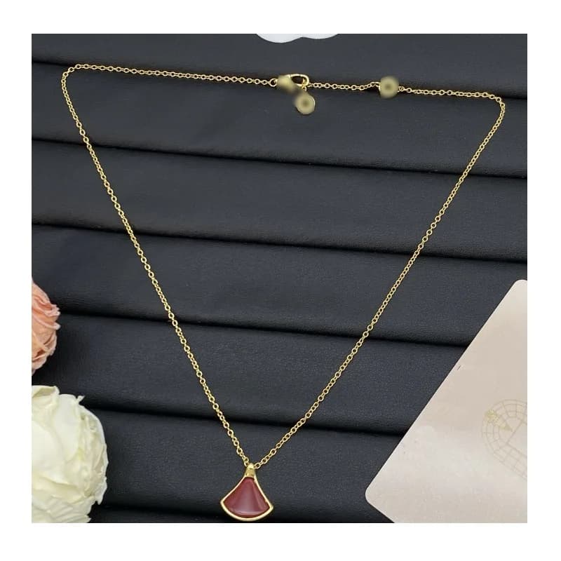 Collana con ciondolo a forma di conchiglia, design di nicchia di lusso leggero, personalizzata e versatile, per donna