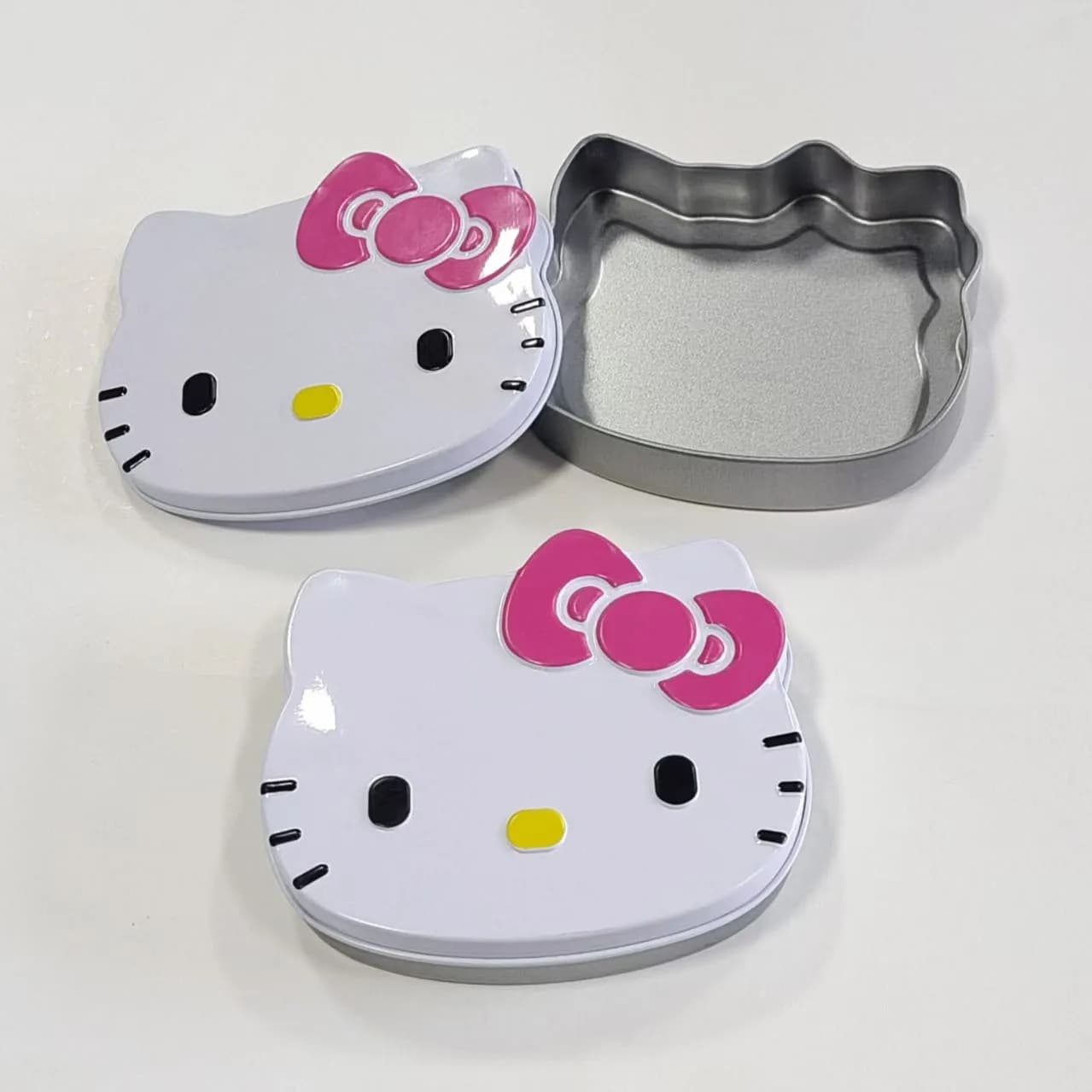 Sanrio Hello Kitty Scatola portaoggetti in metallo stagnato Kt Cat Scatola organizer per carte di caramelle in metallo con adesivi per appunti Scatola per appunti Regali