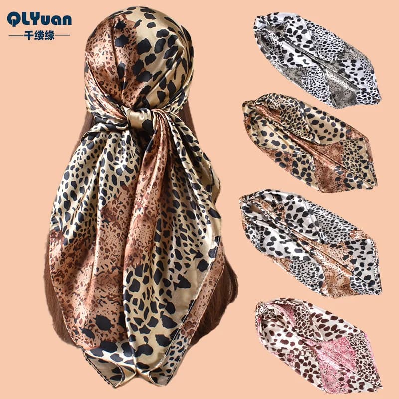 Nuovo Foulard Quadrato da 90 cm in Raso Colorato con Stampa Leopardata, Protezione Solare, Accessorio per Capelli da Donna