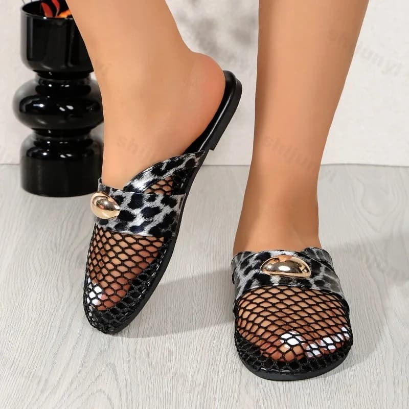 Mezze pantofole piatte casual dal design leopardato alla moda per donna 2025 Sandali da spiaggia comodi e traspiranti con cava in rete estiva