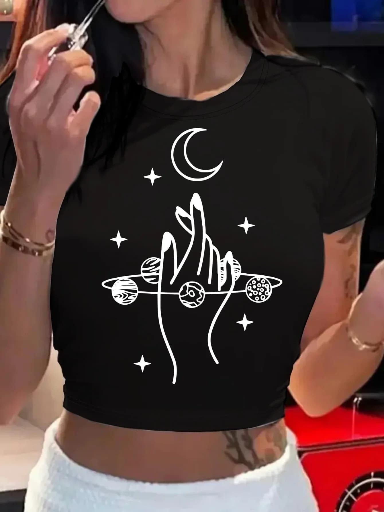 T-Shirt Crop Sexy da Donna con Stampa Astratta, Manica Corta, Nero con Scritta Bianca, Estiva, Abbigliamento Estetico per Signore