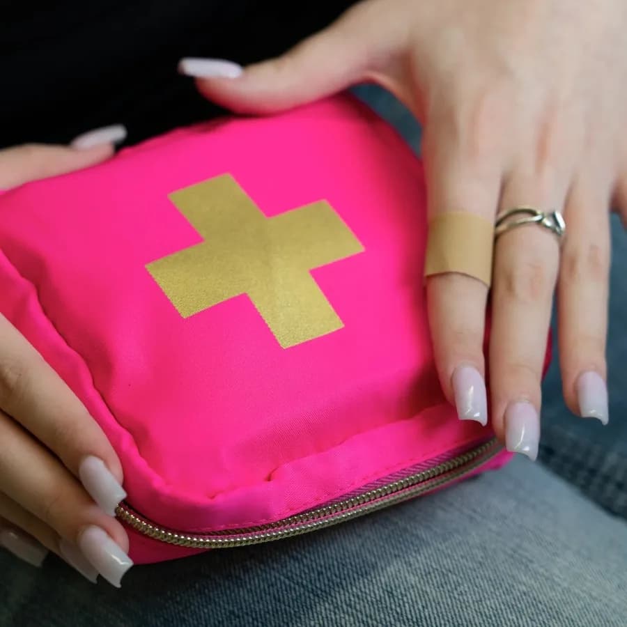 Kit di pronto soccorso per auto da 90 pezzi: compatto e portatile per assistenza stradale di emergenza, viaggi, SUV e veicoli familiari.