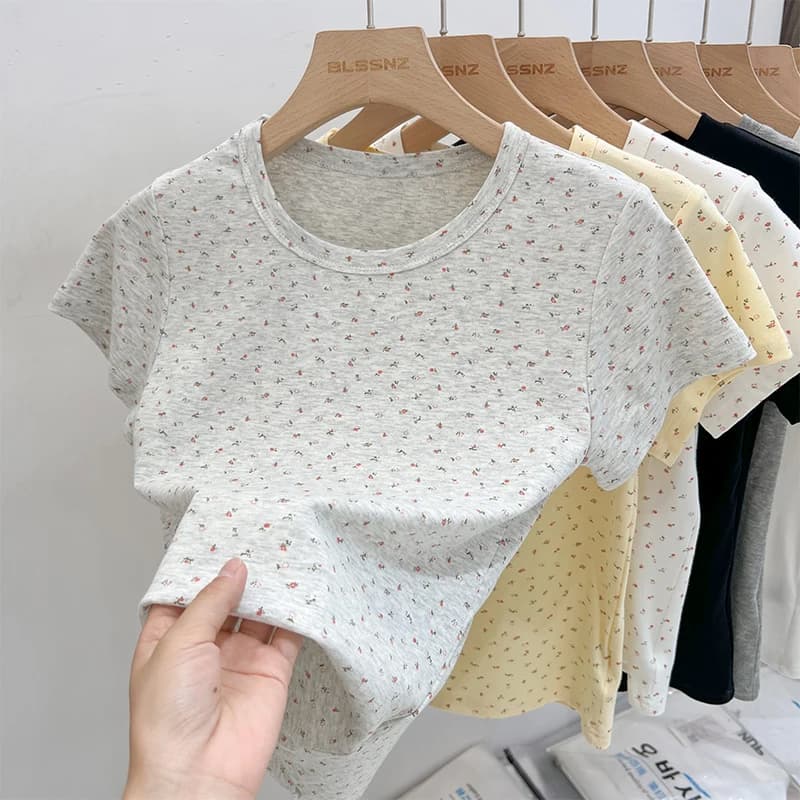 T-shirt da donna estiva 2026 nuova, slim fit, sexy, crop top con stampa floreale, spalle regolari, manica corta, girocollo, trendy e versatile