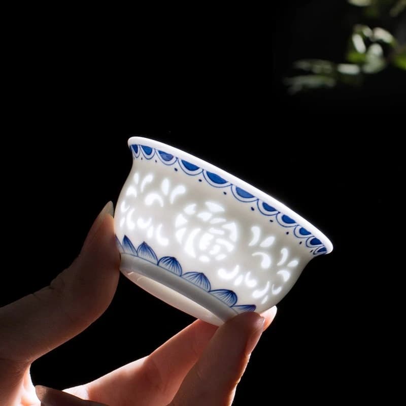 Tazza da tè squisita blu e bianca disegnata a mano, tazza da tè singola in ceramica Kung Fu scavata