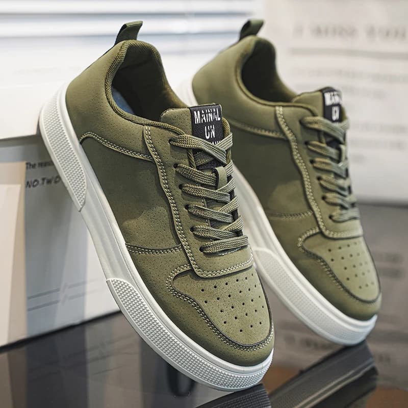 1 pair of casual skateboard sports shoes, comfortable and fashionable, with tight upper that fits the foot and non-slip sole.