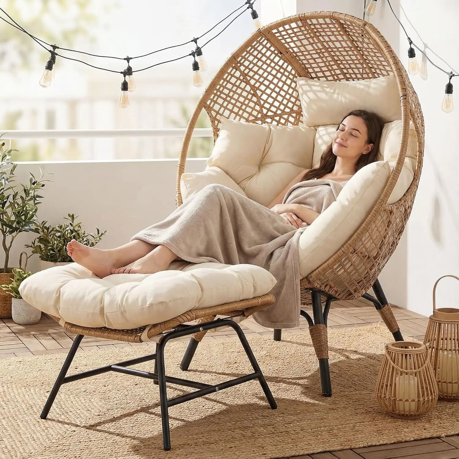 Poltrona a uovo in vimini con poggiapiedi, sedia lounge a cestino a uovo per interni ed esterni con cuscino, seduta a uovo oversize con gambe