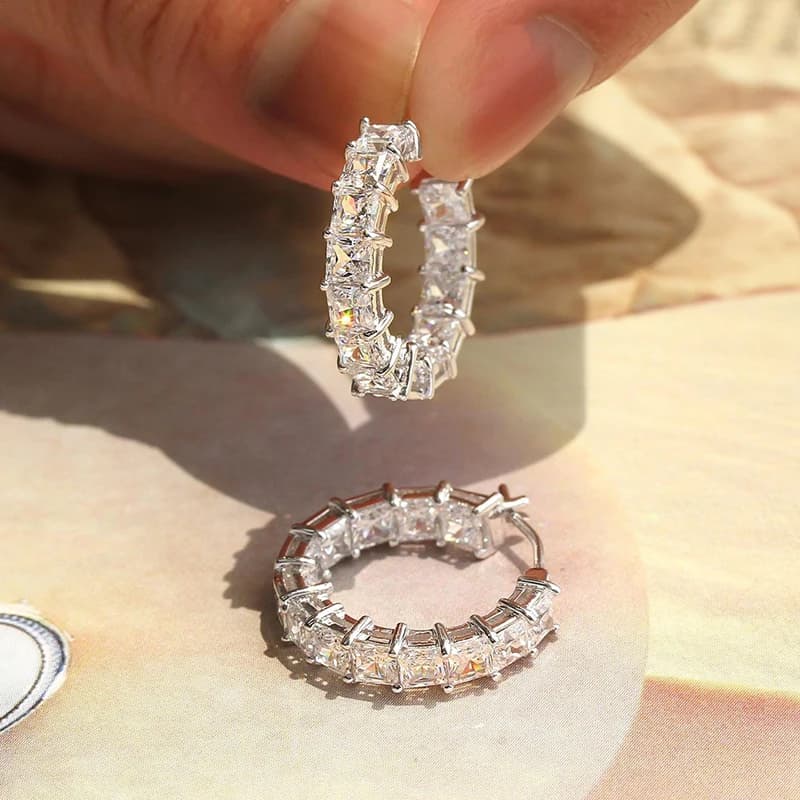 Orecchini a cerchio Huitan Princess quadrati con zirconi cubici Orecchini a cerchio per orecchie alla moda di lusso per le donne Gioielli femminili versatili di moda