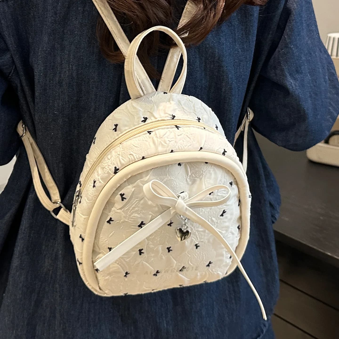 Borsa piccola da donna a forma di fiocco nell'estate del 2025, borsa da ascella monospalla, borsa alla moda e dolce, a mano