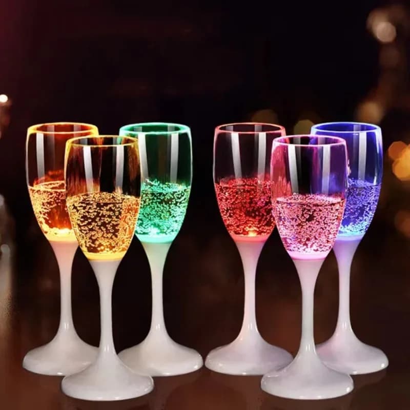 Tazza luminosa a Led tazze da birra che cambiano colore tazza a emissione di luce con sensore d'acqua per regalo di compleanno di bicchieri luminosi per feste al Neon