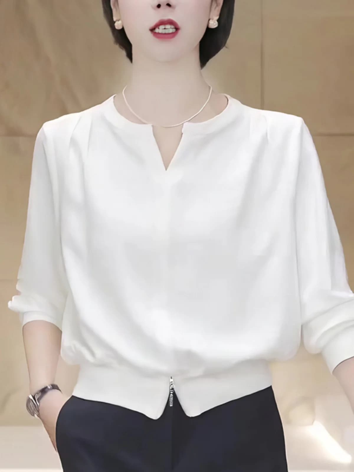 Elegante T-Shirt Bianca Oversize con Collo Rotondo, Moda Femminile per l'Autunno e l'Inverno, Stile Sofisticato e di Alta Classe