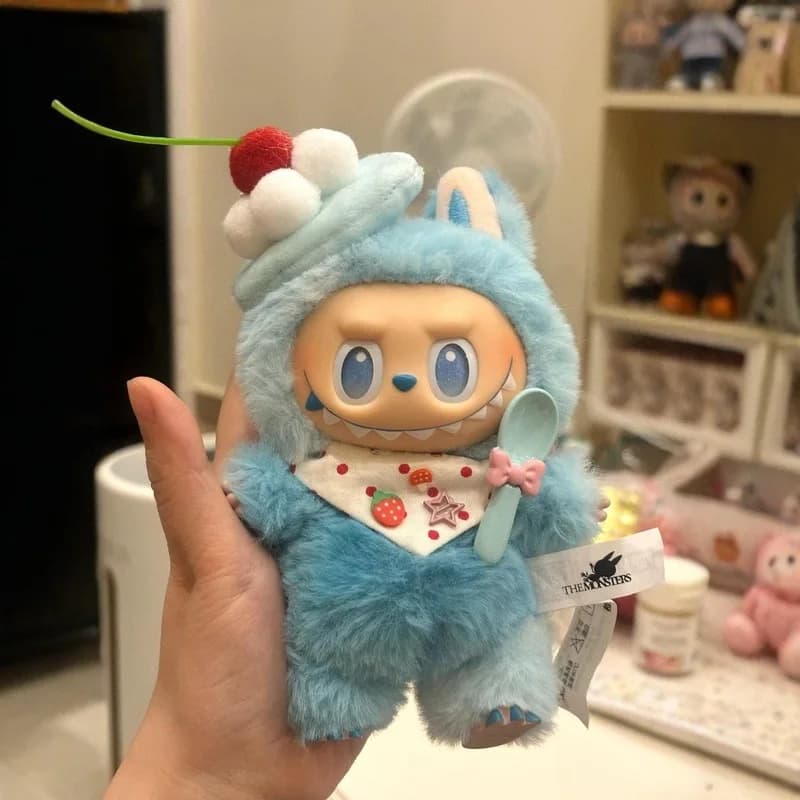 Labubu3 Generation Labubu Front Abbigliamento in vinile ad alta energia Scatola cieca in peluche Simpatico costume da bambola con gelato alla fragola Regalo di festa