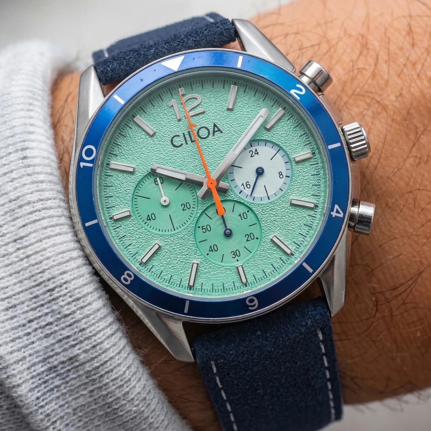 Orologio cronografo da uomo CILOA con quadrante verde menta, ghiera blu e cinturino in pelle scamosciata blu, orologio da polso sportivo casual al quarzo
