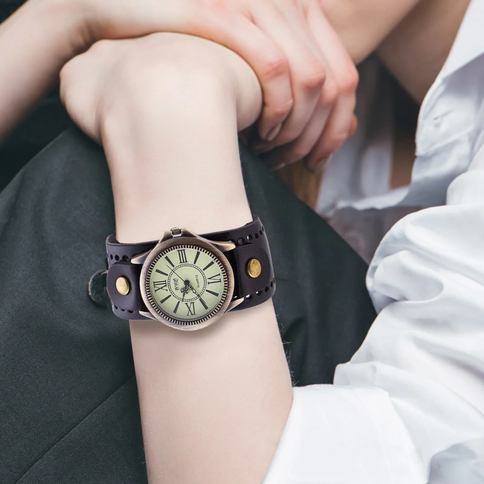 Retro Punched Leather Watch Quartz Watch with Roman Character Casual Men's and Women's Watch Fashionable Vintage Women's Quartz Wrist Watch