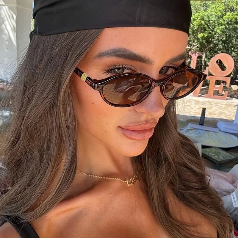 1 pair of retro-style small-frame oval glasses, suitable for men and women. This pair of glasses is stylish, a must-have for high-end casual wear, and an ideal accessory for women on the beach.