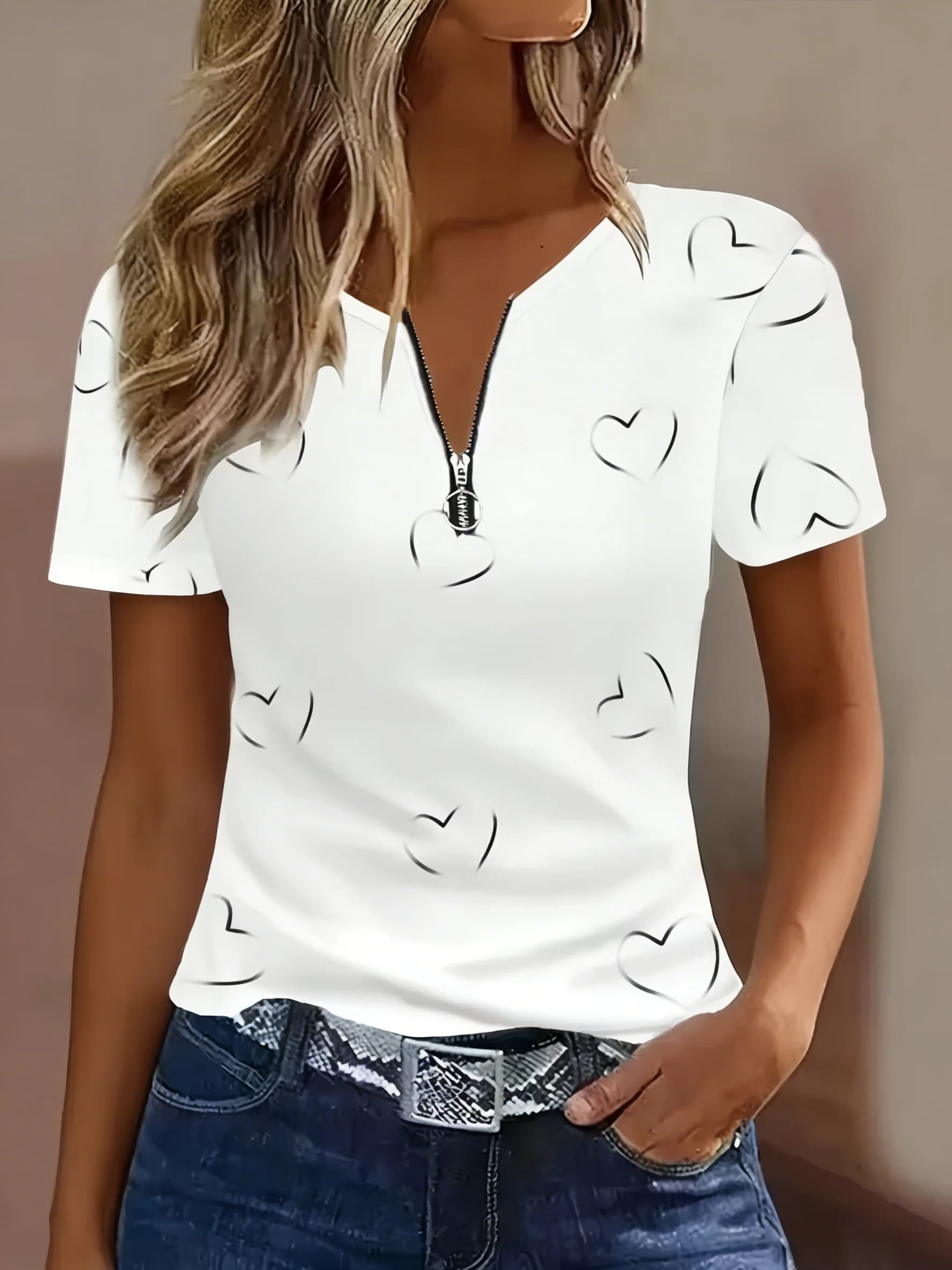 Elegante top da donna a maniche corte con zip e motivo a cuori, girocollo, in misto poliestere elasticizzato, adatto per l'estate e per occasioni casual.
