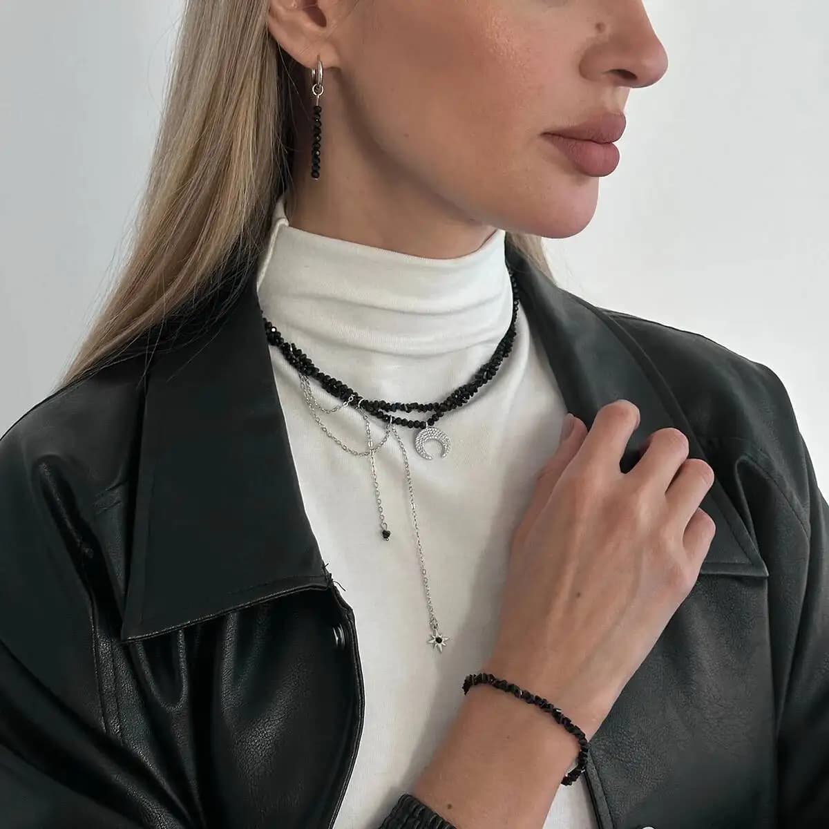 Set di Gioielli Lacteo Trendy con Collana, Orecchini e Bracciale con Pendente Luna in Acrilico Nero, Design Unico e Creativo con Catena a Nappina