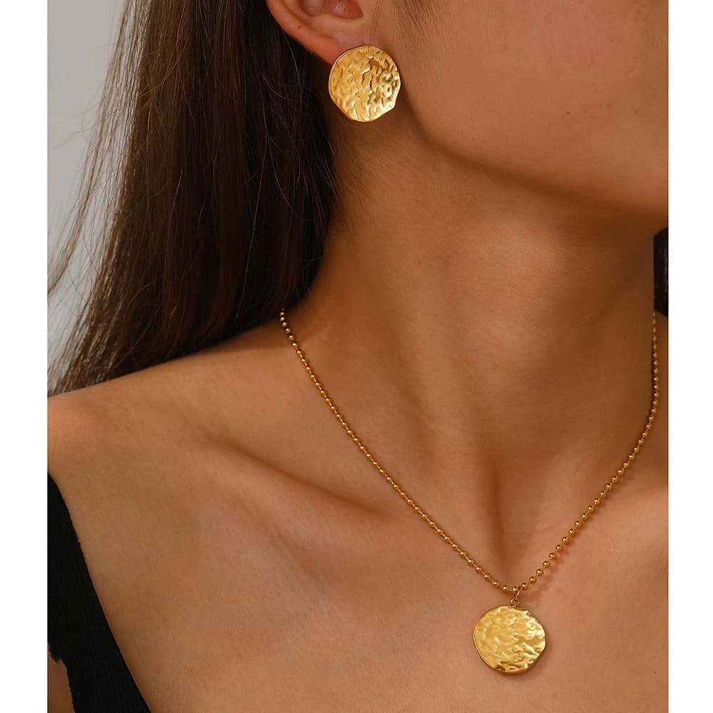 Set in acciaio inossidabile con texture astratta plissettata in rilievo, collana, orecchini, set combinato per gioielli da donna, festa, pendolari abbinati