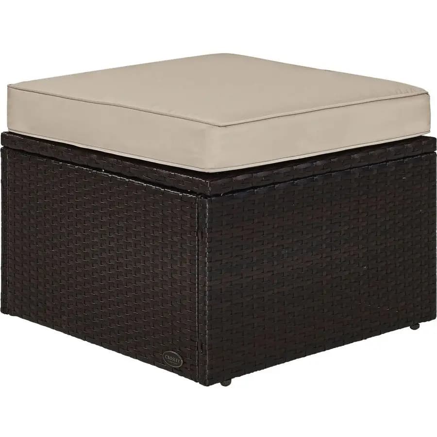 Poggiapiedi da esterno in vimini Palm Harbor per patio, terrazza, veranda, marrone con cuscini color sabbia