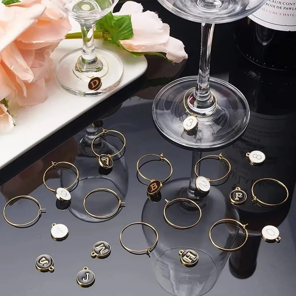 26 Pezzi Marcatori per Bicchieri da Vino Fai-da-Te, Ciondoli con Lettere, Anelli in Metallo per Etichettare Bicchieri, Decorazioni per Matrimoni e Feste