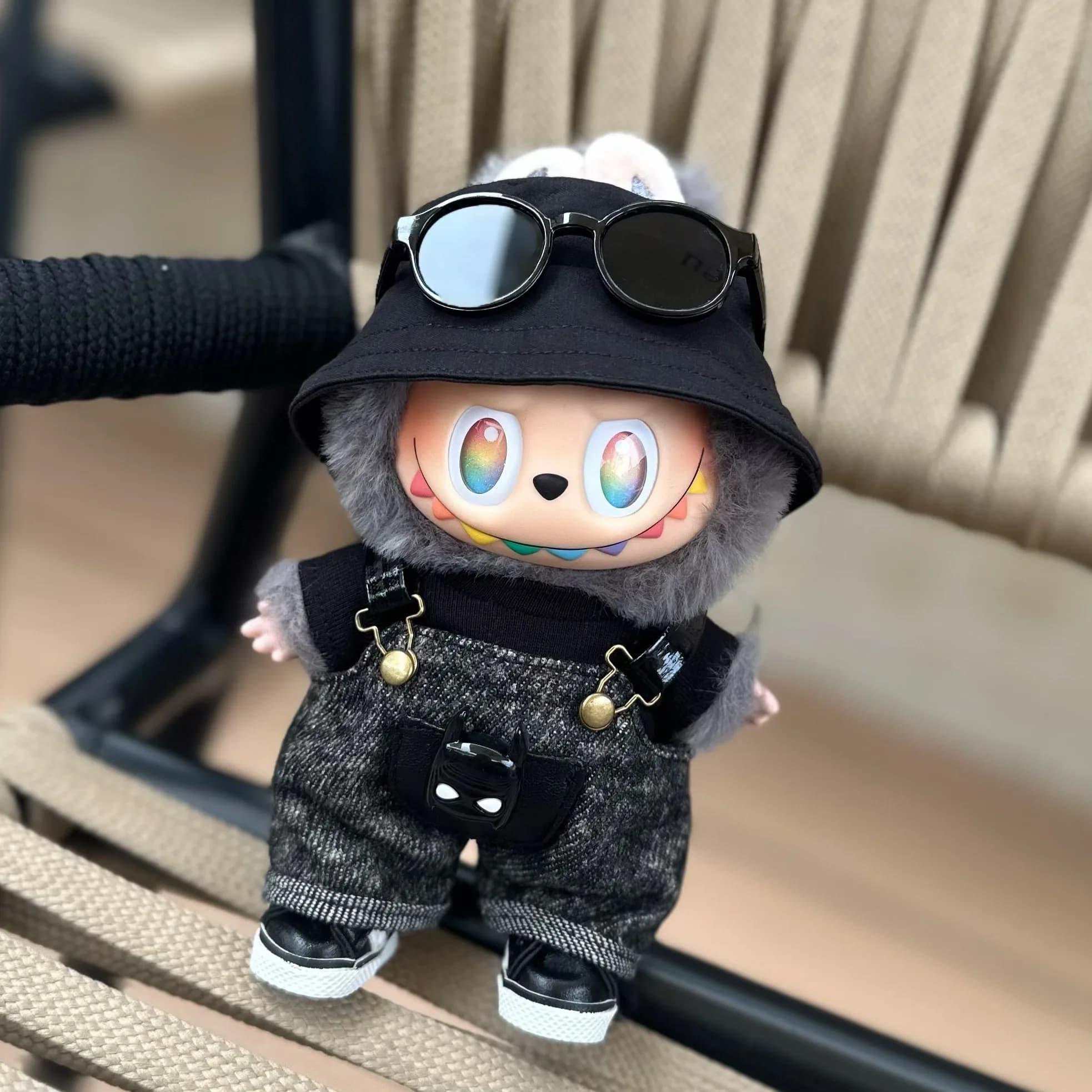 Set di costumi cool per Labubu 3a generazione, con cappello a secchiello, occhiali da sole e abbigliamento da lavoro, adatto per mostri in piedi di 17 cm.