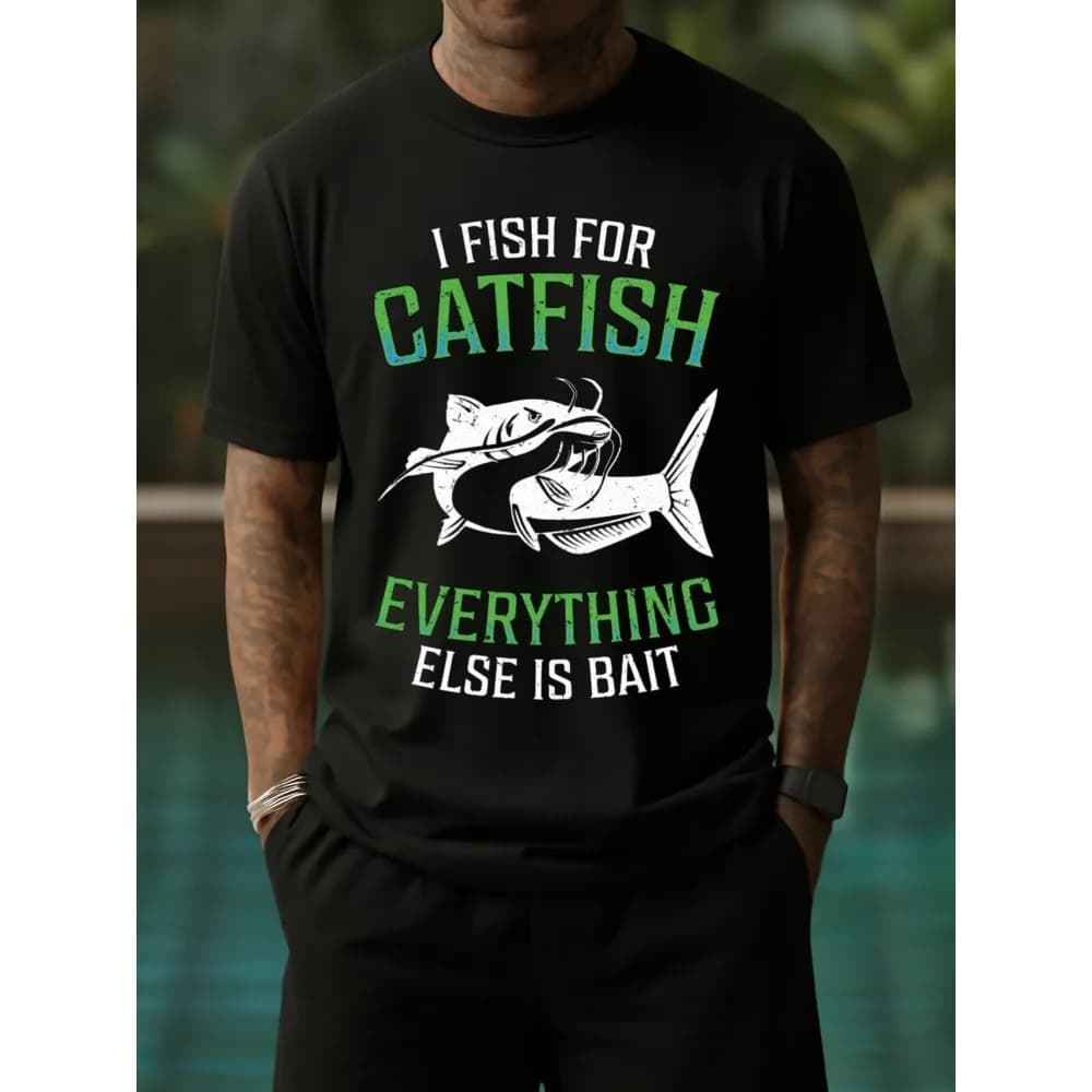 T-Shirt da Uomo con Grafica Divertente di Pesca al Pesce Gatto - Maglietta Nera Traspirante 100% 180gsm con Slogan 'I Fish for Catfish' e Design a Pesce