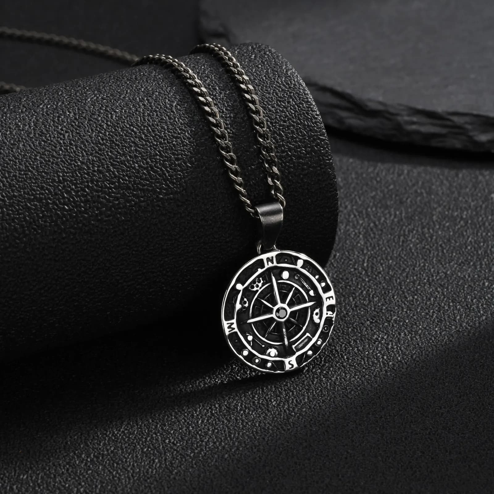 Vnox Stainless Steel Compass Pendant Necklace Vintage Grey Round Medallion Link Chain for Men Punk Adventure Travel Jewelry Gift
