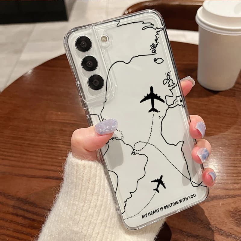 Cover per Samsung Galaxy S26 Ultra S25 FE S24 S23 S22 A54 A15 A35 A55 A16 A36 A56 A17 A37 A57 5G con design a tema viaggio in aereo