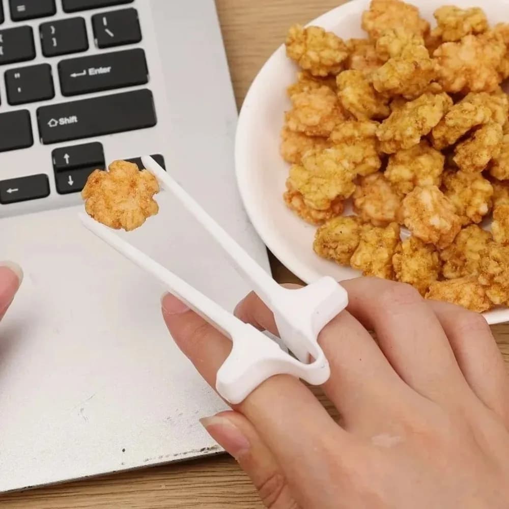 Finger Chopsticks for Gamer Gaming Snack Clips Plastic Chopstick Snack Food Finger Tongs Lazy Artifact Assistant Finger Tool