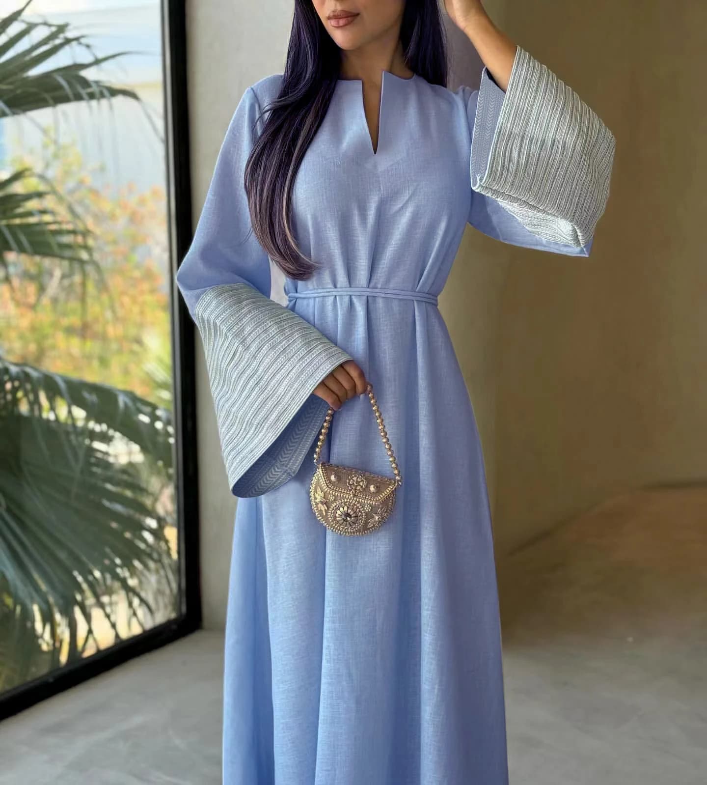 Abaya Musulmana Azzurra with V-neck and Long Sleeves, Waist and Belt Cuffs - Elegant and Breathable Long Dress for Women