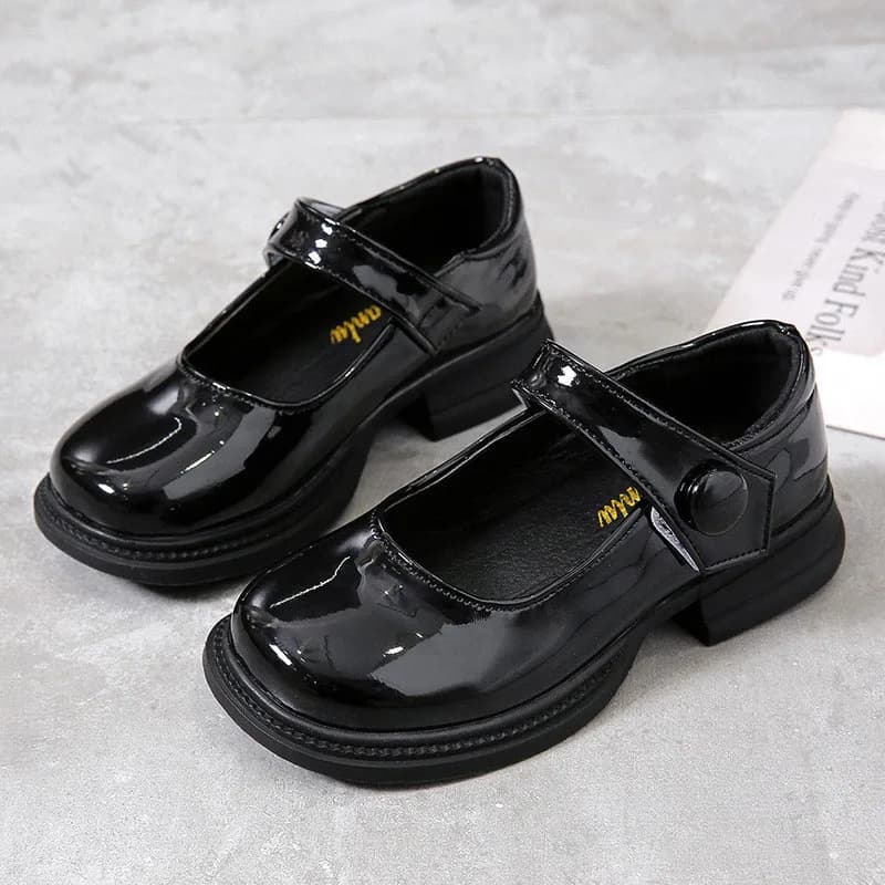 Scarpe basse da ragazza in pelle lucida 2024 moda suola morbida scarpe da principessa per bambini scarpe basse per bambini stile coreano scarpe da performance nere