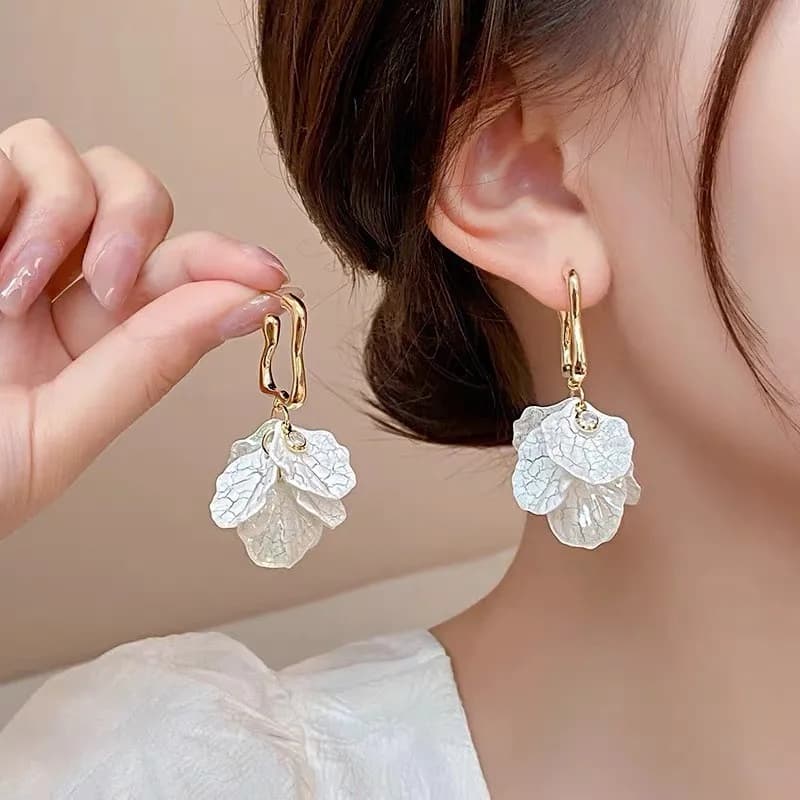 Orecchini con nappe di petali bianchi di moda coreana per gioielli da donna 2024 trend nuovi orecchini pendenti di fiori da donna di lusso Pendientes