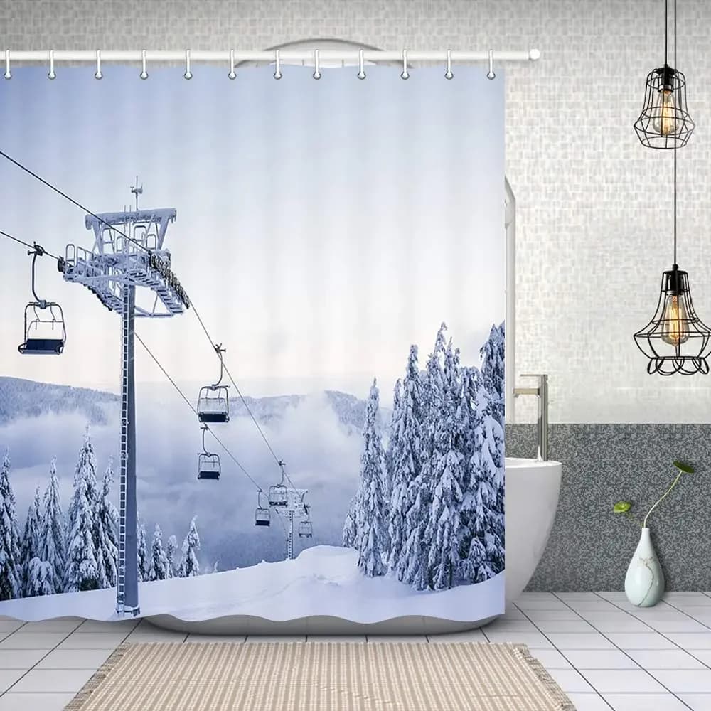 Tende da doccia per sport invernali, sci sulla neve, funivia in pista da sci con bosco di abete rosso in montagne innevate, tenda da bagno in tessuto