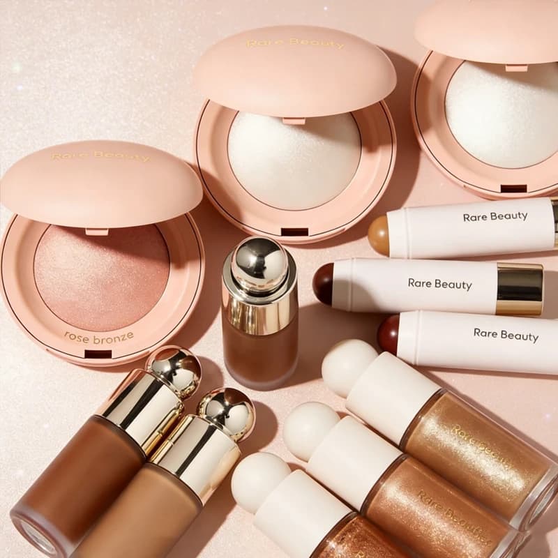 RARE BEAUTY Evidenziatore illuminante per il corpo con uno specchio con liquido liscio e luccicante fine Bastoncini per contorni Happy Sol Forma il viso