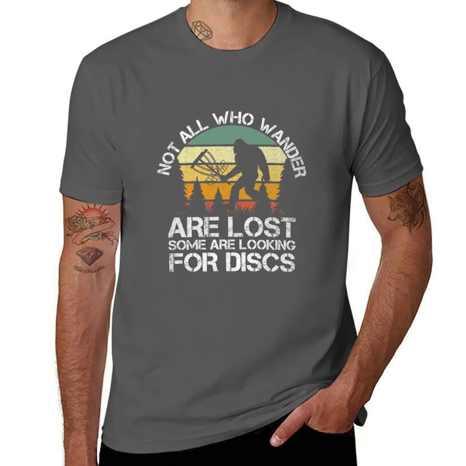 Non tutti quelli che viaggiano sono perduti Maglietta divertente Bigfoot Disc Golf | Divertenti citazioni sul disc golf per donne e uomini | T-shirt vintage Disc Golf Lov