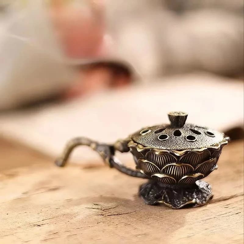 Bruciatore di incenso a mano in lega di loto per decorazioni domestiche, meditazione, yoga Zen Aroma - Bruciatore di fragranze, supporto per bastoncini a cono