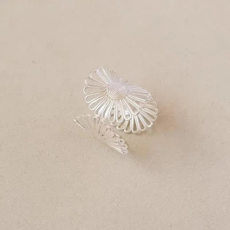 Anello Minimalista con Piccola Margherita, Anello Aperto Personalizzato, Anello di Lusso Leggero e Raffinato dal Design Semplice