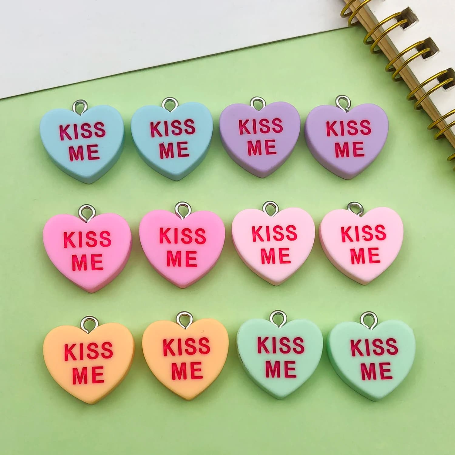 10/12 pz 19*19mm KISS ME Lettera Pendenti E Ciondoli In Resina 3D Cuori Pendenti per il Braccialetto FAI DA TE Collana Orecchini Creazione di Gioielli accessori