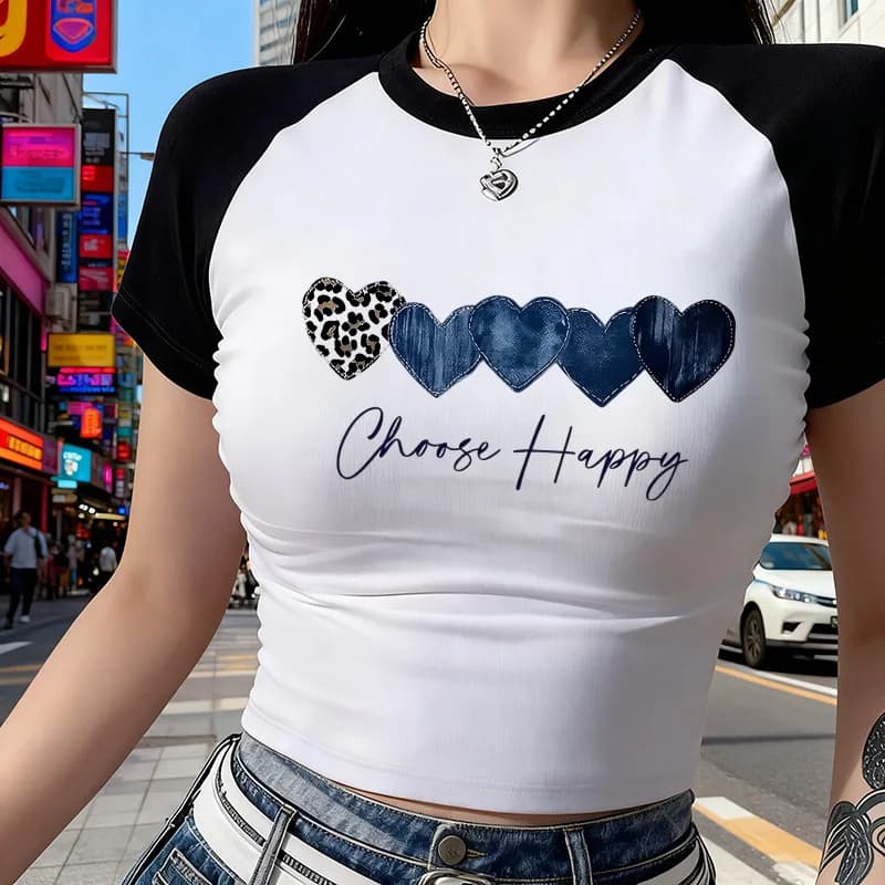 T-shirt corta da donna anni '90 con stampa a cuore, texture leopardate e denim, scelta per un look allegro, top corto a maniche corte