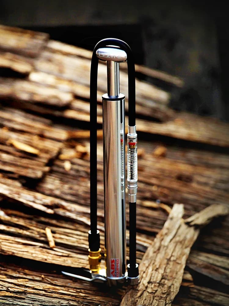 Pompa per Bicicletta ad Alta Pressione LEZYNE 160 PSI - Mini Pompa da Terra Portatile per Bici da Montagna MTB e Bici da Strada