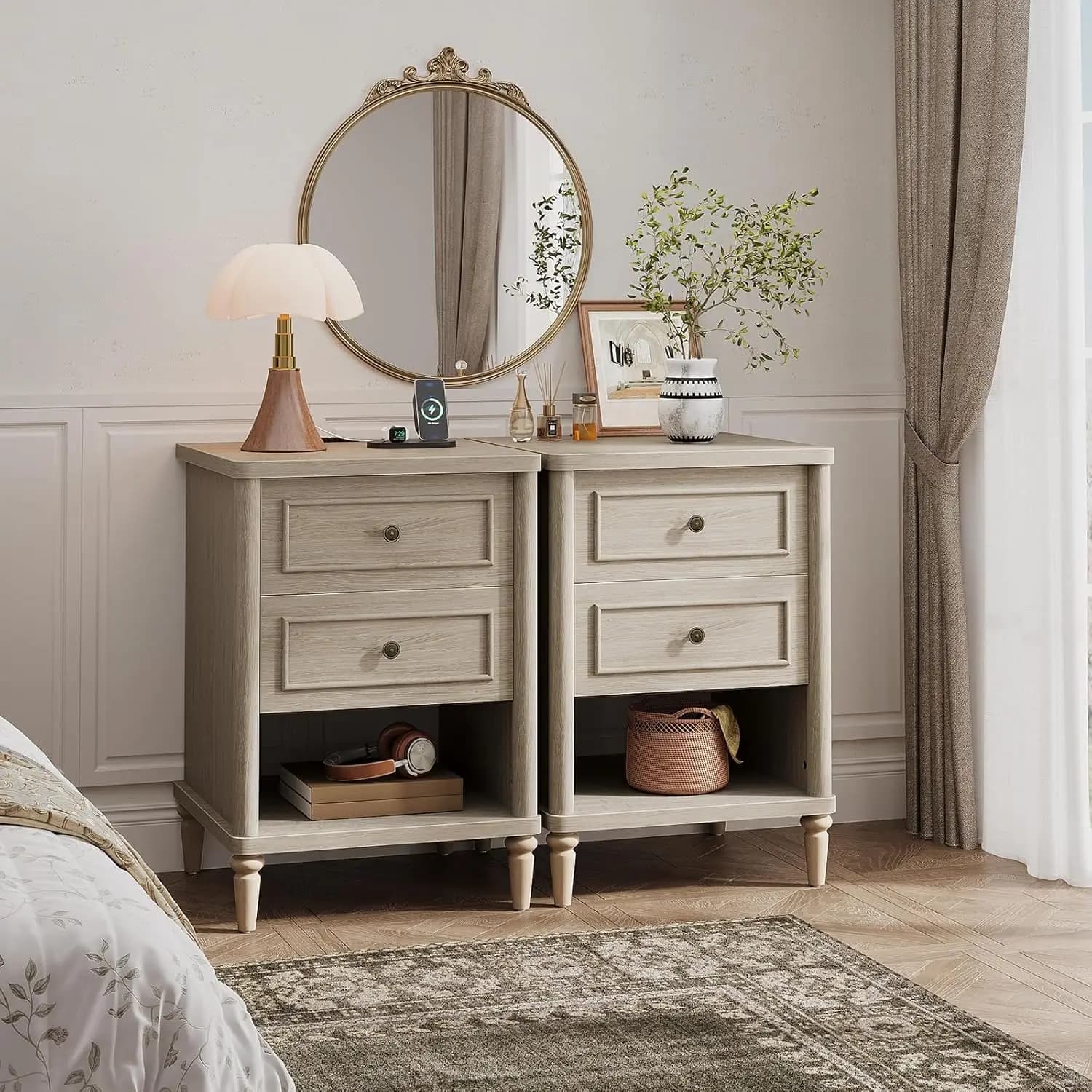 Set di 2 Comodini, Comodino Stile Fattoria Alto 68 cm con Stazione di Ricarica, Tavolino da Notte in Legno con 2 Cassetti e Apertura, Personalizzabile
