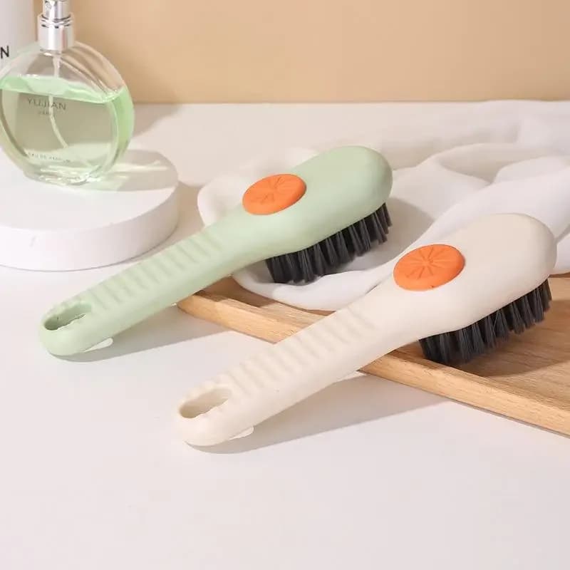 Spazzola per Pulizia con Setole Morbide e Manico Lungo, Spazzola per Scarpe e Vestiti, 1 Pezzo, Opzioni con Dispenser di Liquido per la Cura di Vestiti e Scarpe