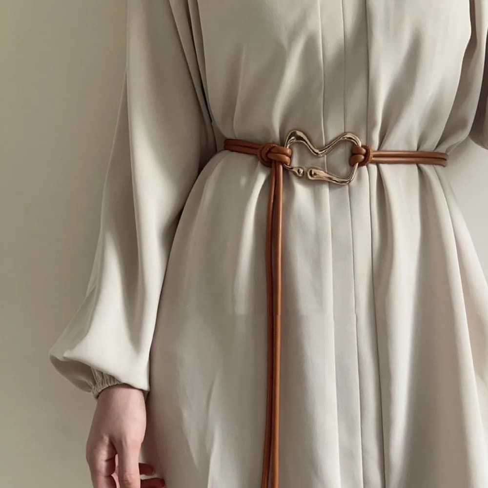 Cintura sottile nera da donna alla moda, con fibbia dorata, in similpelle PU, per abiti e cappotti.