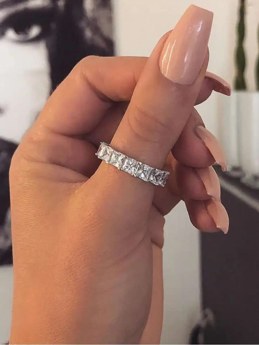 Elegante anello con zirconi cubici incastonati a canale per l'uso quotidiano da donna