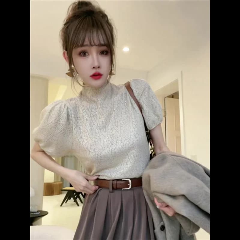 Camicetta da donna alla moda autunno 2025, monocolore, con scollo all'americana, maniche a sbuffo e pizzo, modello slim, trendy, per la base dell'abbigliamento