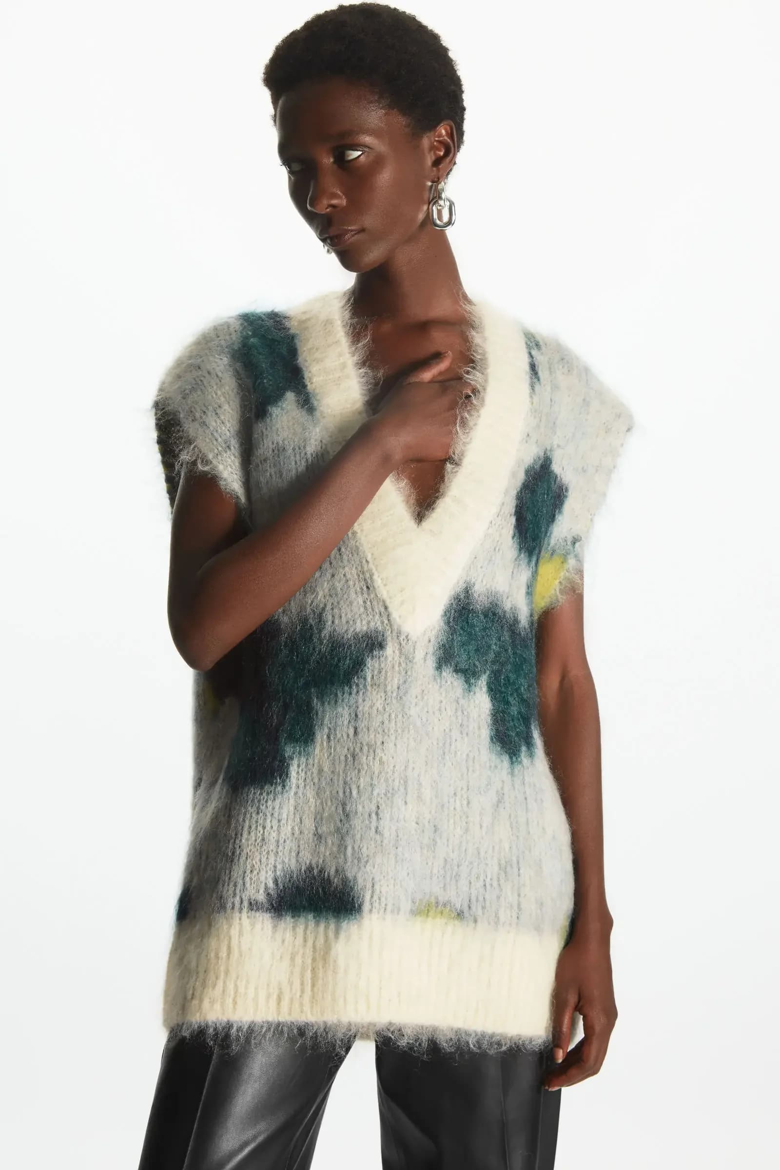 XIMIAN APPAREL 2026 YAZHIMEI winter new style of Women's fashionable and casual V-neck wool and mohair blend knitted vest